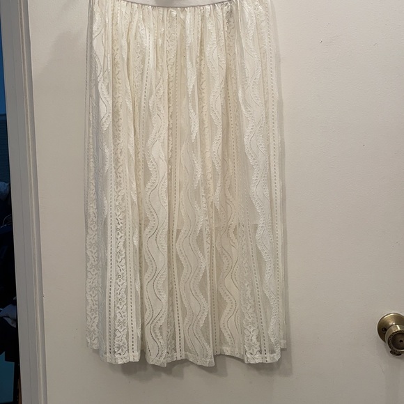 White lace skirt - Picture 6 of 7
